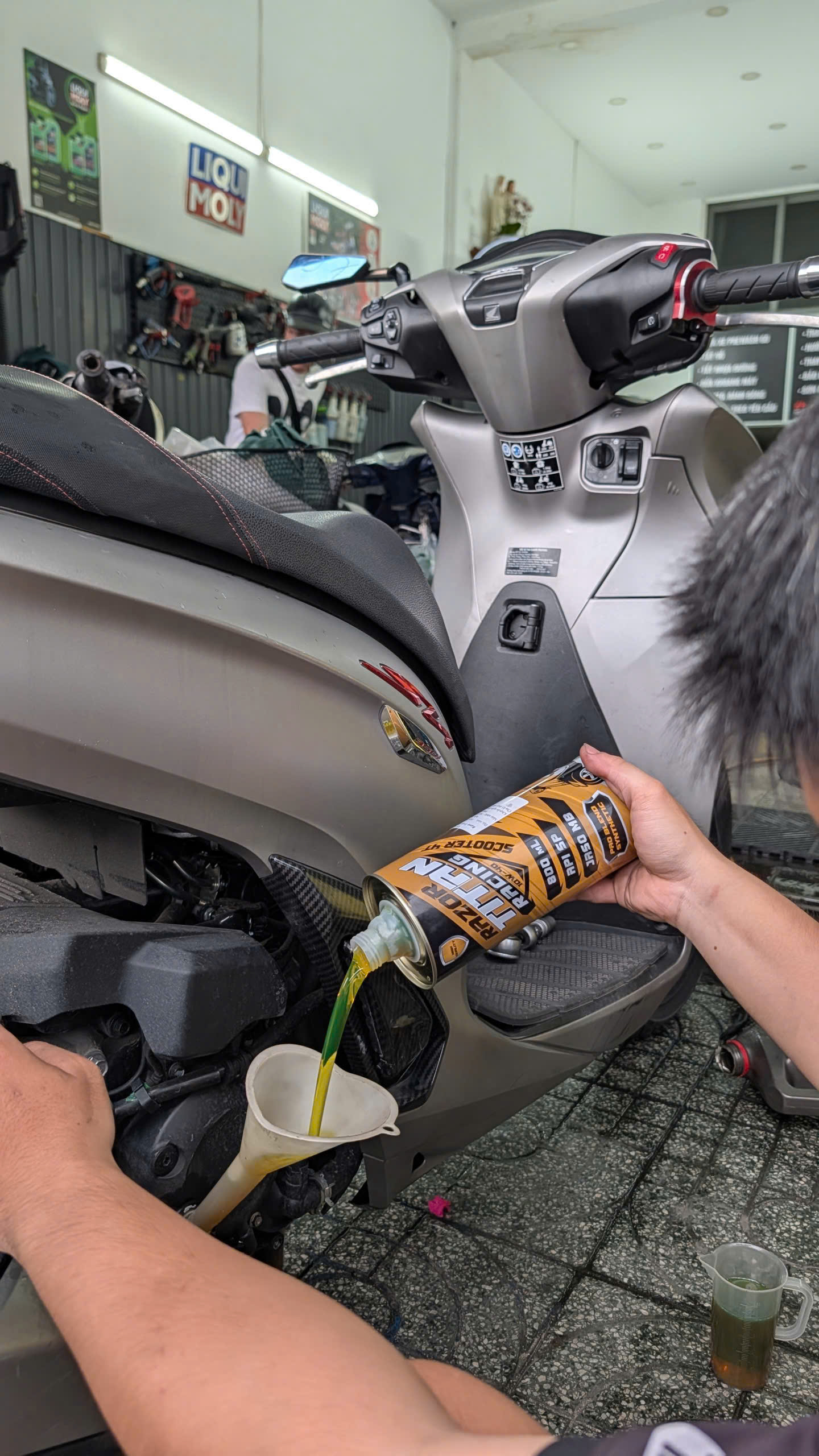 Dầu nhớt Razor Titan Racing Scooter 4T dành cho xe tay ga