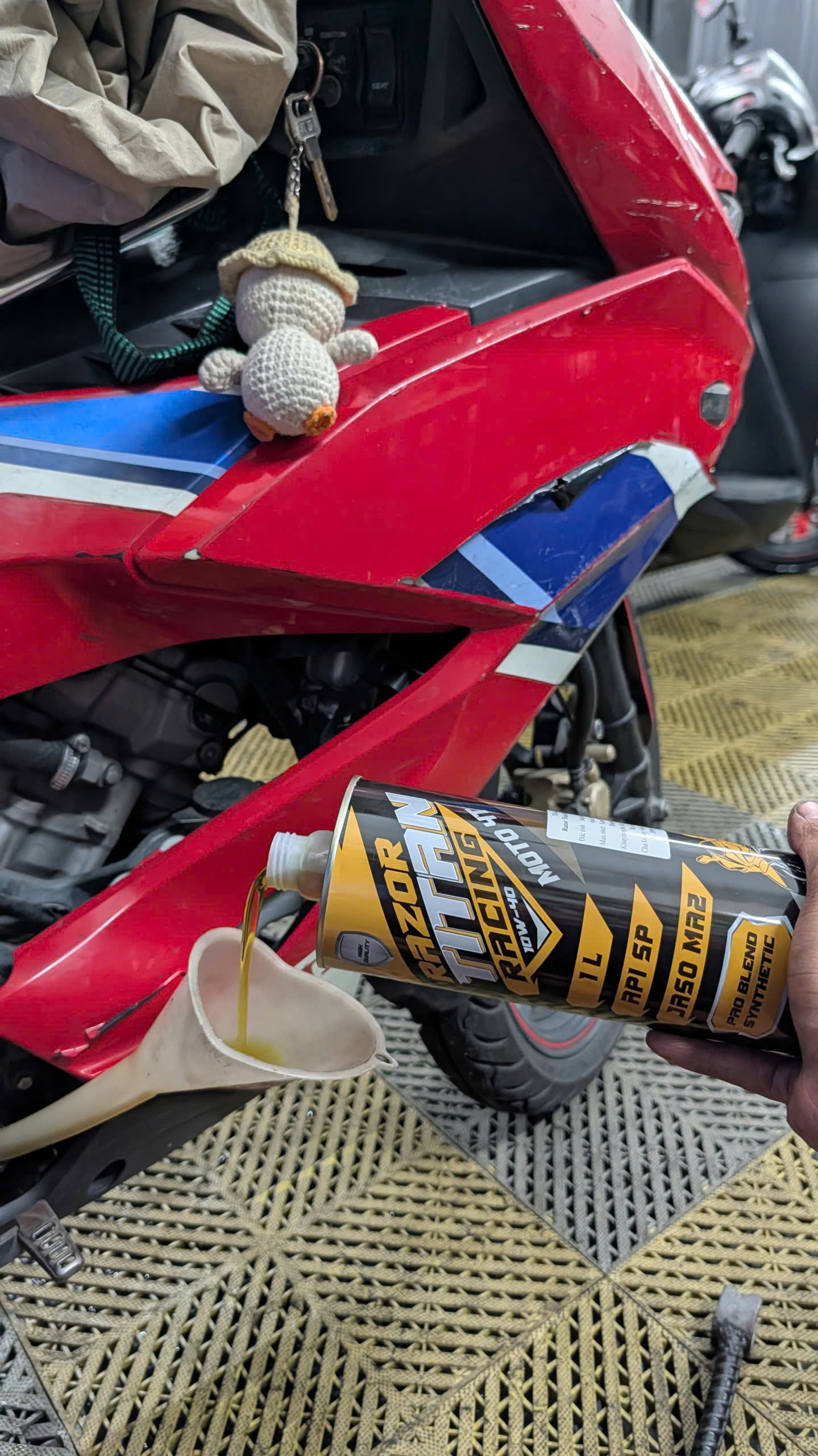 Dầu nhớt Razor Titan Racing Moto 4T dành cho xe số, xe côn tay và xe PKL