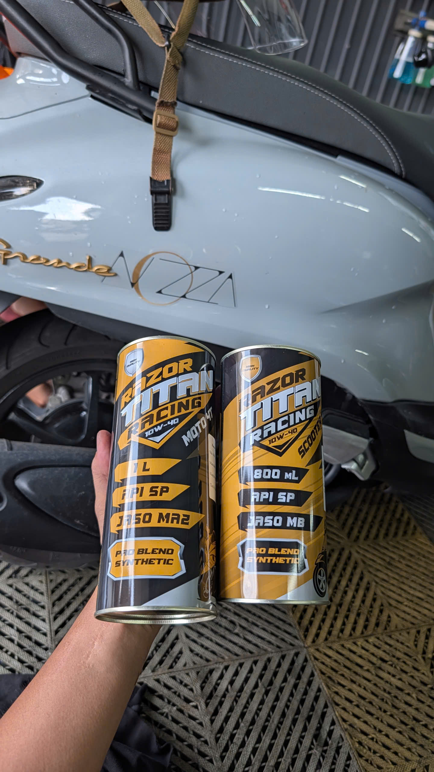 Dầu nhớt Razor Titan Racing Scooter 4T dành cho xe tay ga