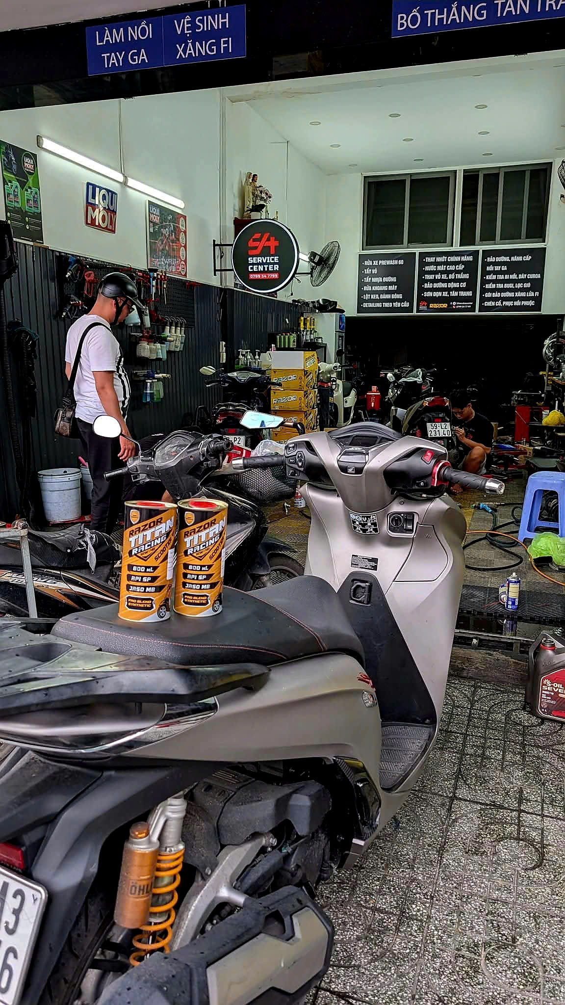Dầu nhớt Razor Titan Racing Scooter 4T dành cho xe tay ga