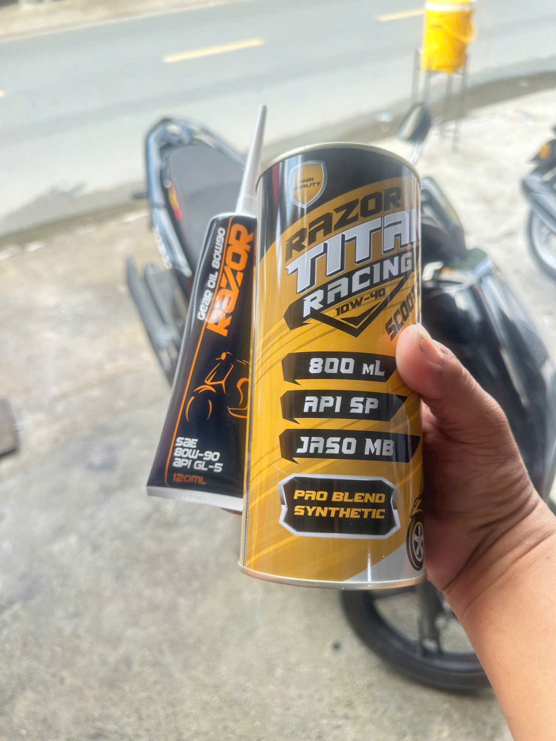 Dầu nhớt Razor Titan Racing Scooter 4T dành cho xe tay ga